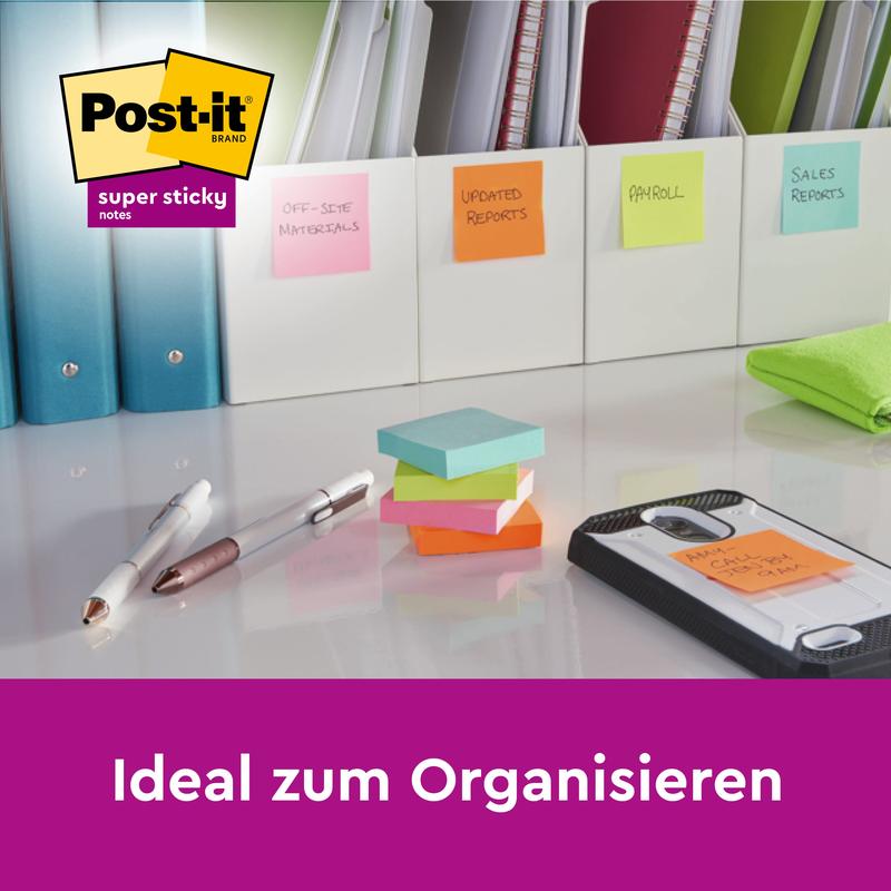 Na písacom stole sú kancelárske potreby, vrátane pier, zakladačov a veľkoformátových Post-it® Super Sticky Notes (101 x 152 mm, linajkové, 6 blokov). "Ideálne na organizovanie." Logo Post-it od 3M Deutschland GmbH sa objavuje vľavo hore.