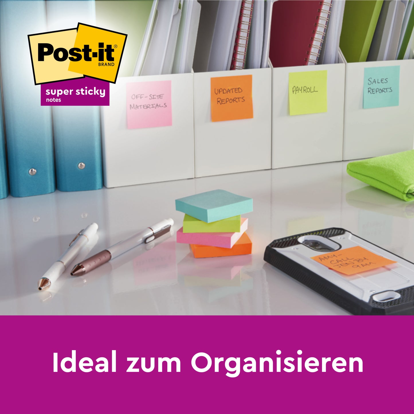 Büroartikel, darunter 3M Deutschland GmbH Post-it® Super Sticky Notes im bunten Kombipack mit Page Markern (45 Blatt/Block, 9 Blöcke/Packung, 100% PEFC), liegen übersichtlich auf dem Schreibtisch. Ideal zum Organisieren.