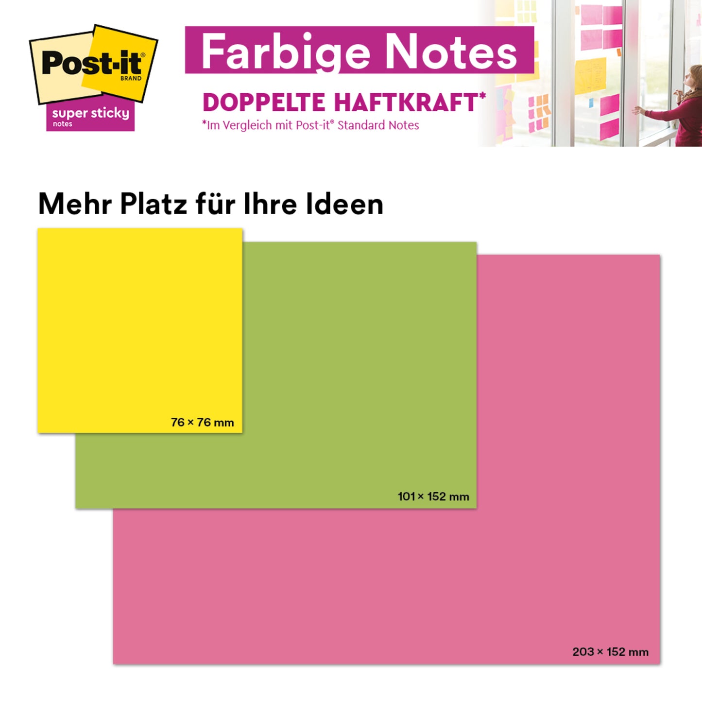 Vergleichen Sie drei PEFC-zertifizierte Post-it® Super Sticky Meeting Notes von 3M in Neonfarben (gelb 76x76mm, grün 101x152mm, pink 203x152mm), während jemand eine große neonfarbene Haftnotiz (203x152mm) an eine Glaswand klebt.