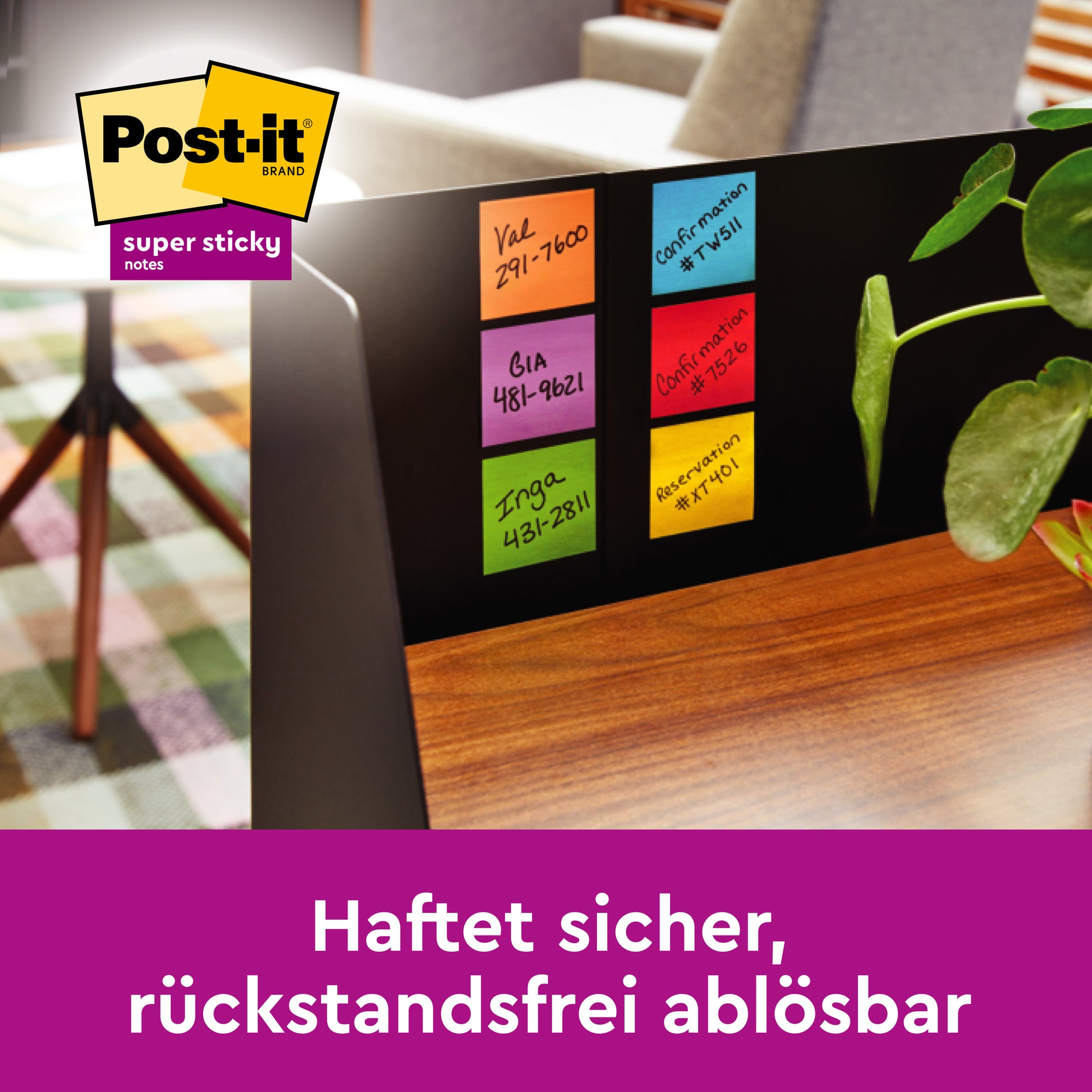 Ein Computermonitor zeigt gelbe 3M Post-it® Super Sticky Z-Zettel (76x76 mm) mit handgeschriebenen Namen und Zahlen; darunter steht in deutscher Sprache: "Haftet sicher, rückstandsfrei ablösbar." Aktionspackung: 20+4 Blöcke/Packung, PEFC-zertifiziert.