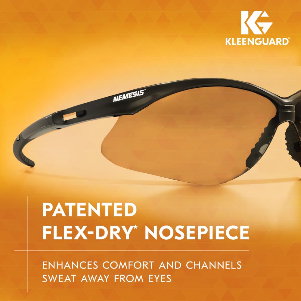 Eine Nahaufnahme des Auslaufartikels: KleenGuard® V30 Nemesis™ Schutzbrille von Kimberly-Clark GmbH mit Flex-Dry Nasensteg, Beschlagfrei-Beschichtung und komfortabler Passform vor orangenem Hintergrund (1 Karton x 12 Brillen).