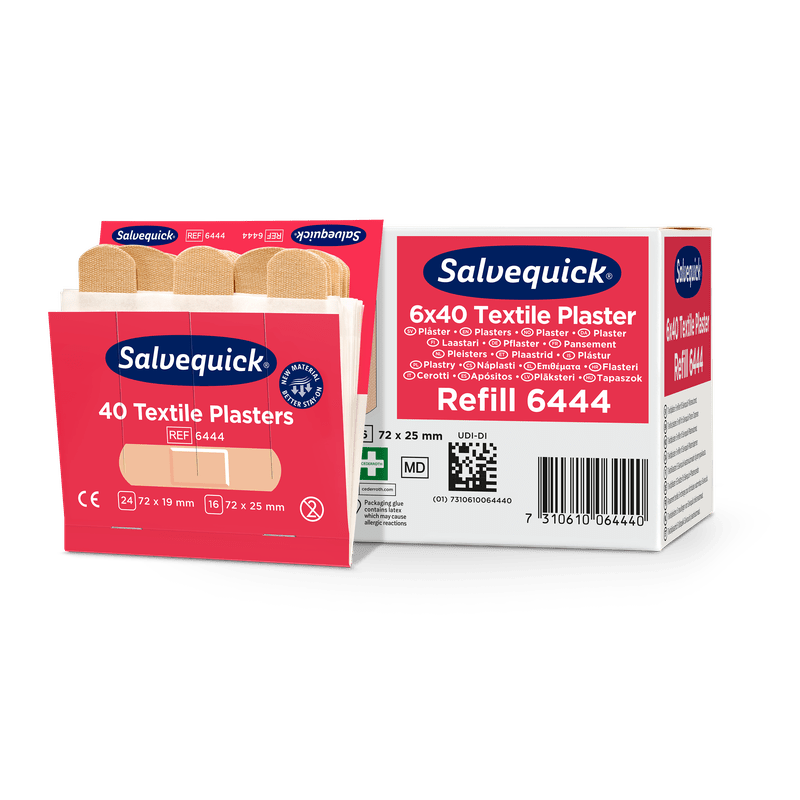 Otvorená škatuľka Orkla Wound Care AB Textilgips, 40 ks/náhradná náplň leží vedľa zatvorenej balenia (6 kusov), v ktorej sú viditeľné viaceré béžové náplasti na ošetrenie rán.