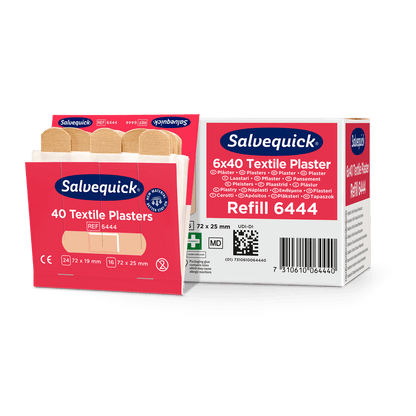 Otvorená škatuľka Orkla Wound Care AB Textilgips, 40 ks/náhradná náplň leží vedľa zatvorenej balenia (6 kusov), v ktorej sú viditeľné viaceré béžové náplasti na ošetrenie rán.