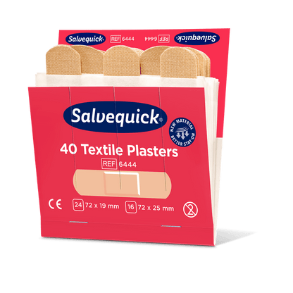 Otvorená balenie Orkla Wound Care AB Textilgips, 40 ks/náhradná náplň (6 kusov), obsahuje béžové lepiace obväzy. Červeno-biele balenie obsahuje informácie o produkte, logo Orkla a upozornenie na použitie na ošetrenie rán.