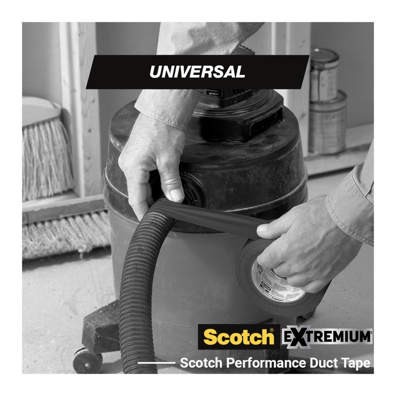 Osoba ovíja univerzálnu lepiacu pásku Scotch® Extremium™, 3 m x 19 mm od 3M Deutschland GmbH okolo prípojky hadice dielenského vysávača v dielni. Obrázok zobrazuje tučné štítky "UNIVERSAL" a "Scotch EXTREMIUM".