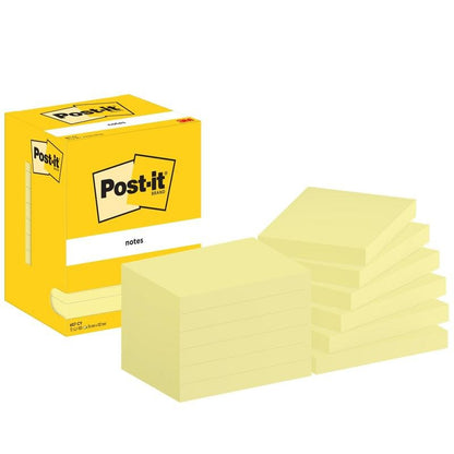 Zobrazené je balenie 3M Post-it® Notes, žlté, 76x102 mm, 100 listov/blok, 12 blokov/karton (100% PEFC). Žltá škatuľa s logom Post-it sa nachádza vľavo od úhľadne naskladaných lístkov.