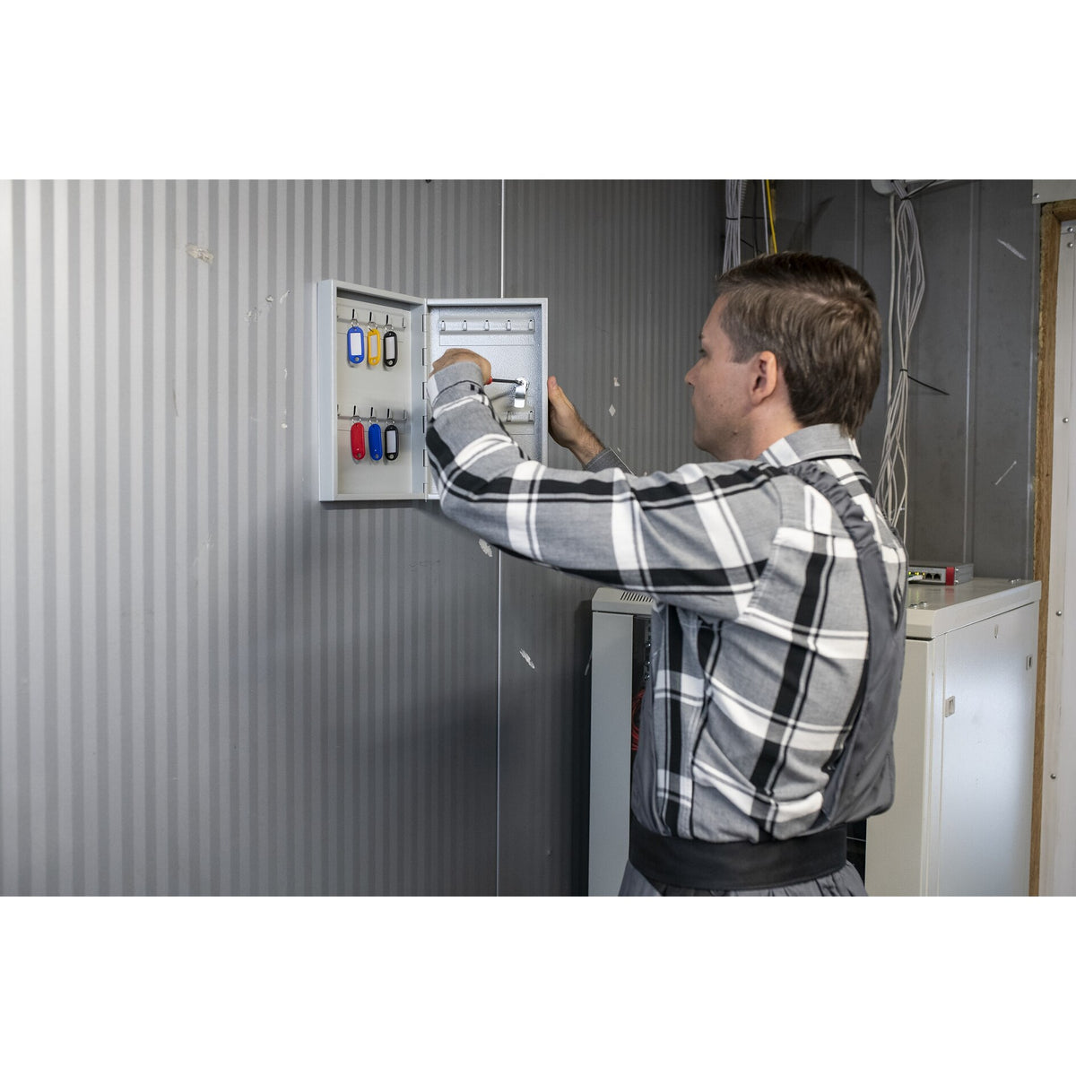 tesa PRO 66792 Mounting Ultra strong Montageband, weiß – Anwendung