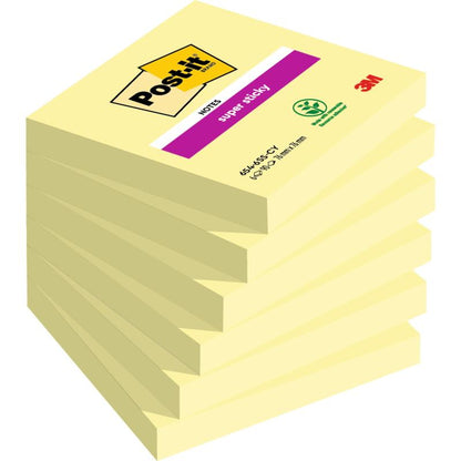 Sedem blokov Post-it® Super Sticky Notes (76 mm x 76 mm, po 90 listov, 100% PEFC) od 3M Deutschland GmbH je na obrázku naskladaných, s viditeľnými etiketami a recyklovateľným logom na vrchnom bloku.