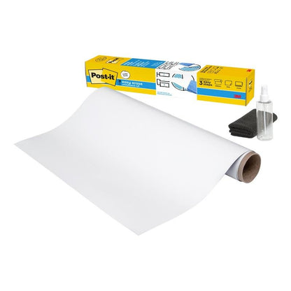 Rolka Post-it® Easy Erase Whiteboard povrchu od 3M Deutschland GmbH, vedľa žlto-modrého balenia, malá sprejová fľaška a zložená čierna handrička na bielom pozadí.