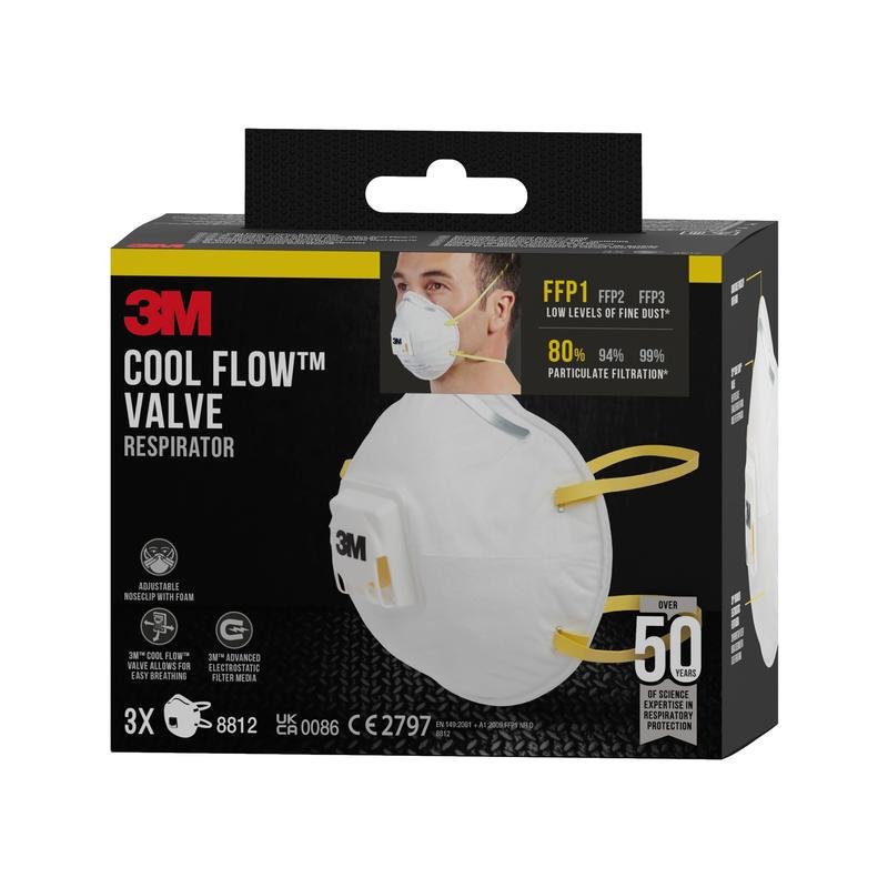 Zobrazená je škatuľa 3M™ Cool Flow™ časticovej masky 8812, FFP1, s ventilom (3-balenie) od 3M Deutschland GmbH, s ochranou "FFP1", mužom, ktorý nosí masku, bielym zobrazením masky, žltými páskami a "viac ako 50 rokov" na balení.