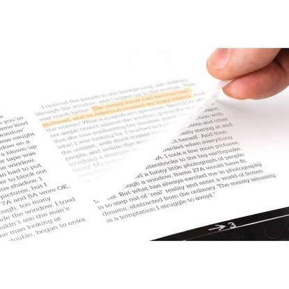 Ruka zdvíha Post-it® Transparentnú poznámku (73x73 mm, 36 listov/blok) od 3M Deutschland GmbH z tlačeného textu. Oranžový stred zvýrazňuje vybrané riadky pod ním.