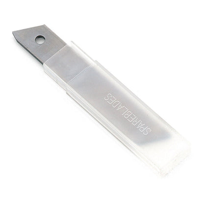 Priehľadné obdĺžnikové puzdro s nápisom "SPARE BLADES" obsahuje odlamovacie čepele Nölle Profi Brush od Nölle Profi Brush Bürsten- & Pinseltechnik e.K., pričom je čiastočne viditeľná kvalitná čepeľ a v blízkosti okraja je diera.