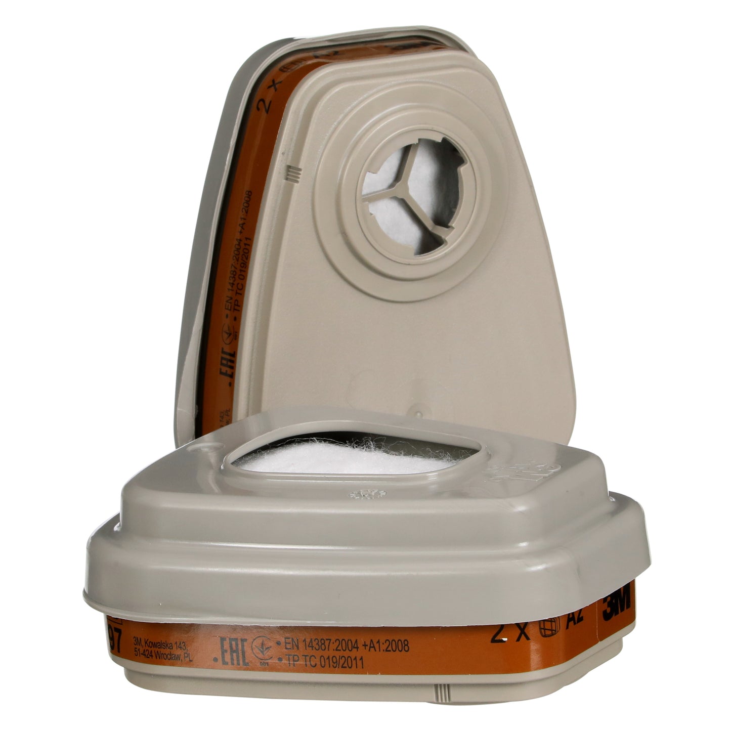 Abgebildet sind zwei rechteckige beige-braune 3M™ Filtersatz 6002-1 A2P2 Filterpatronen der 3M Deutschland GmbH, eine aufrecht und eine flach. Jede hat eine zentrale runde Öffnung und aufgedruckte Informationen. Geeignet zum Schutz gegen organische Dämpfe.