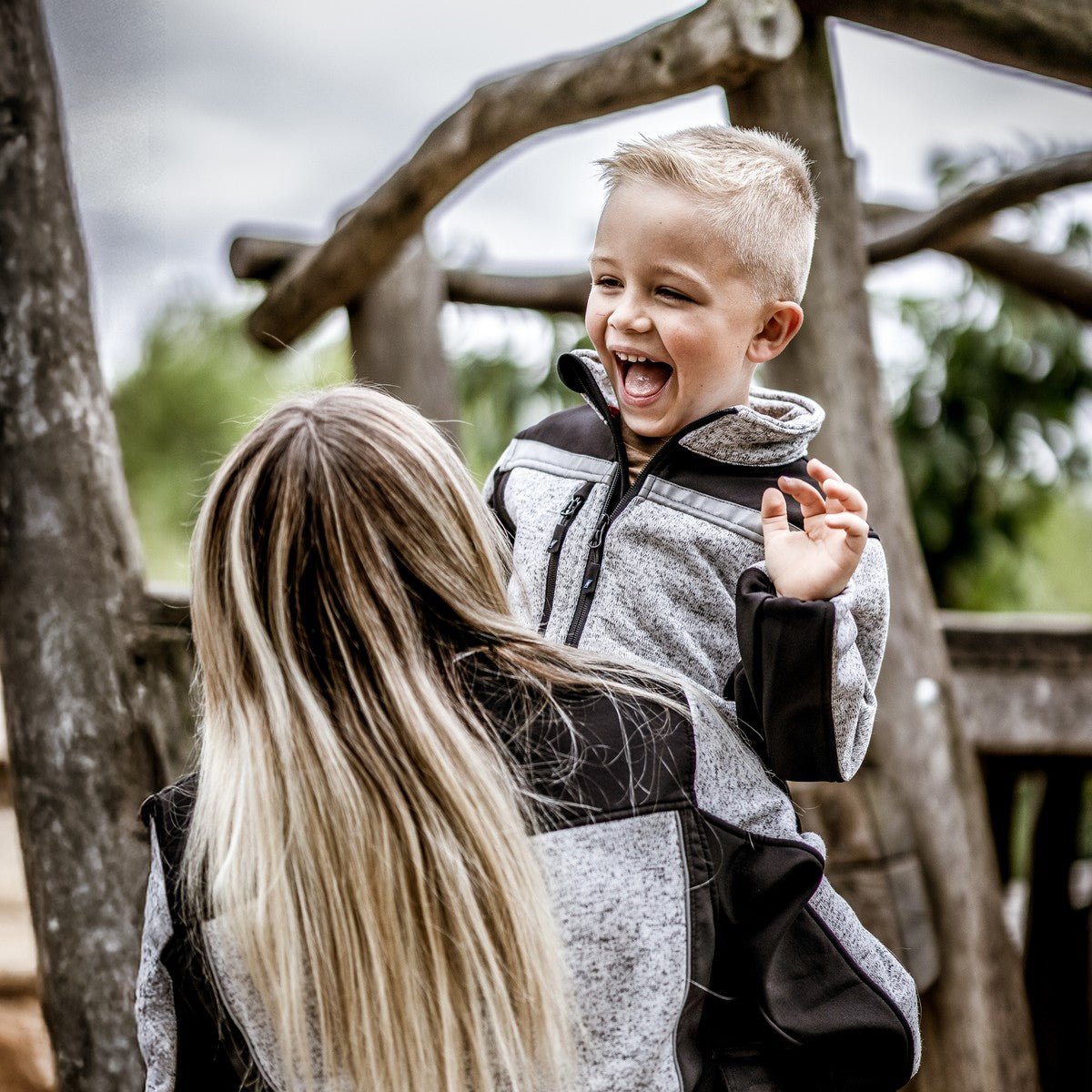 NITRAS MOTION TEX KIDS, pletená softshellová bunda, svetlošedá / čierna