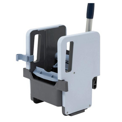 Die Vileda Professional Vertikalpresse mit den Maßen 23 x 23 x 32 cm, die in einer Einzelpackung von der Vileda GmbH erhältlich ist, ist eine kommerzielle Wischeimer-Auswringmaschine mit Griff. Das grau-weiße Design ist aus strapazierfähigem Polypropylen gefertigt und eignet sich daher ideal für die Verwendung mit der Vileda Professional Vertikalpresse. Sie wringt Wischmopps effizient aus und verfügt über Schlitze zum Auffangen von überschüssigem Wasser, während der verstärkte Griff für Langlebigkeit sorgt.