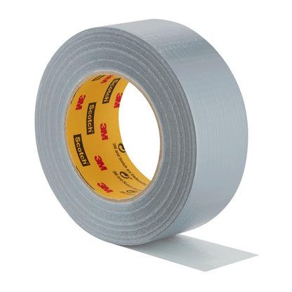 Kotúč Scotch® Univerzálnej lepiacej pásky 2904 (50 m x 48 mm) od 3M Deutschland GmbH je čiastočne odvinutý, pričom sa ukazuje žltá vnútorná strana s červeným a čiernym 3M brandingom. Textúrovaný povrch pásky je zobrazený na bielom pozadí.