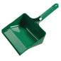 Die Kehrschaufel passend zu Handbesen von Diversey Deutschland GmbH & Co. OHG ist eine grüne Kehrschaufel aus Kunststoff mit geriffeltem Griff und Aufhängeloch, ideal für die Verwendung mit Ihrem Handbesen. Abgebildet auf schlichtem weißem Hintergrund.