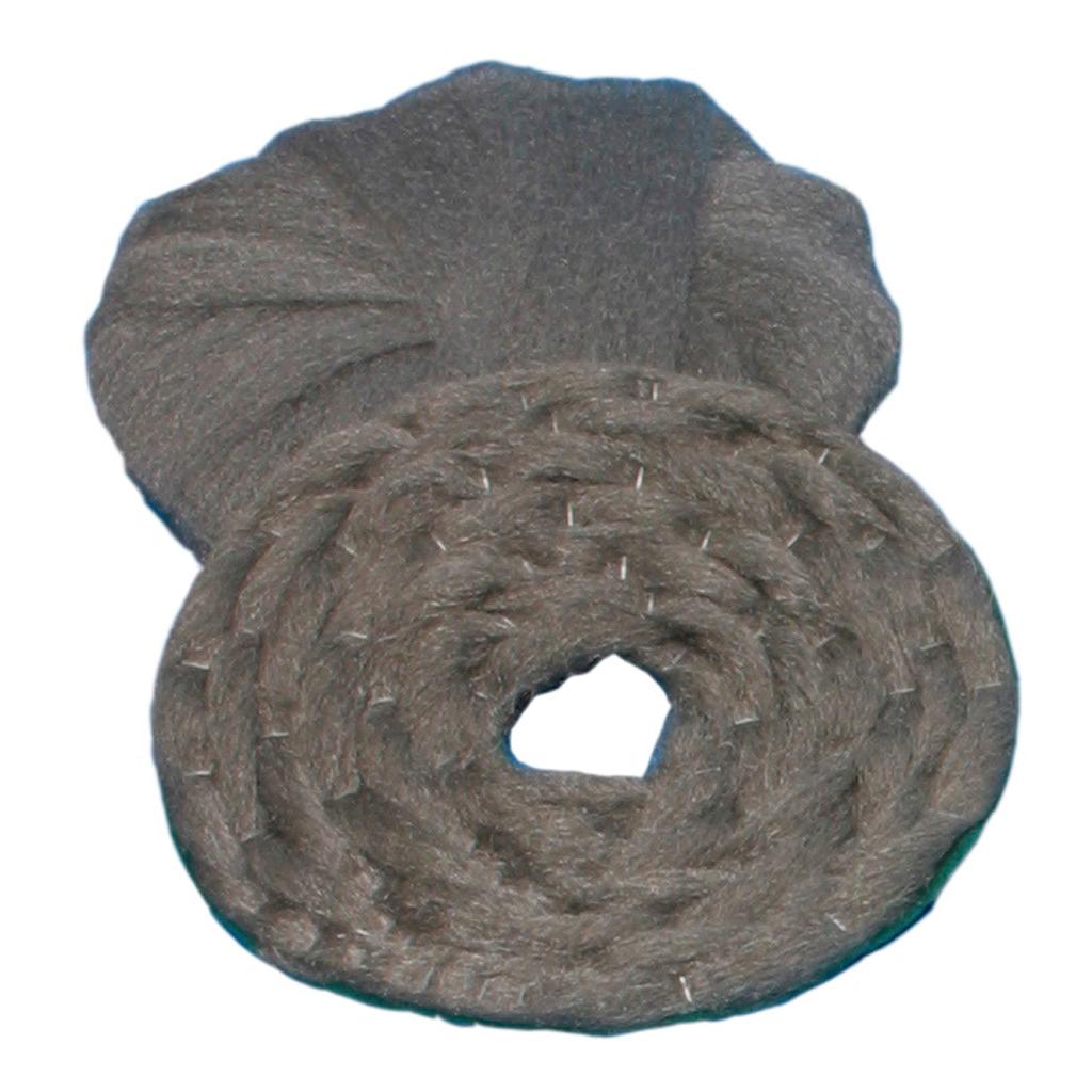 Na obrázku je zvinutá oceľová vlna Inox (43 cm) od spoločnosti Diversey Deutschland GmbH & Co. OHG, hrubá a sivá, s rozvetveným koncom na bielom pozadí. Táto nerezová podložka čistí a leští kamenné podlahy udržateľne a je opakovane použiteľná. Balenie s 1 kusom.