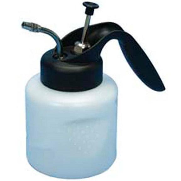 Ručný sprej fix 0,5 l od Diversey Deutschland GmbH & Co. OHG je odolný a trvácny ručný sprej s čiernou rukoväťou, pumpovacou pákou a kovovým výtokom. Biely zásobník je odolný voči rozpúšťadlám pre všestranné použitie.