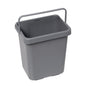 Šedé plastové vedro TASKI 12 litrov od Diversey Deutschland GmbH & Co. OHG, s rukoväťou a vnútornou meracou značkou, je zobrazené prázdne na bielom pozadí. Kompatibilné s držiakom na utierky 7517270 alebo 7517371. Balenie: 1 kus.