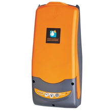 TASKI IntelliDose swingo 4000/5000 od Diversey Deutschland GmbH & Co. OHG je oranžovo-sivý, na stenu montovaný dávkovací systém pre sedacie umývacie stroje s popísanými tlačidlami a symbolmi na spodnom prednom paneli. Dodáva sa ako samostatné zariadenie.