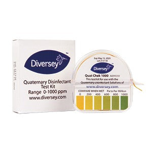 Súprava Diversey QUAT Test Kit, 1 ks od Diversey Deutschland GmbH & Co. OHG sa skladá z bielej krabice a okrúhleho držiaka na testovacie prúžky s farebnou kartou, ktorá ukazuje rozsahy koncentrácií QUAT od 0 do 1000 ppm.