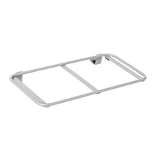 Ein silbernes rechteckiges Metallgestell mit zwei Stangen, montiert an einer weißen Wand, dient als Abfallsack oder Waschsack Erweiterung für den TASKI Nano Trolley Ablage von Diversey Deutschland GmbH & Co. OHG (Packung 1 Stück).