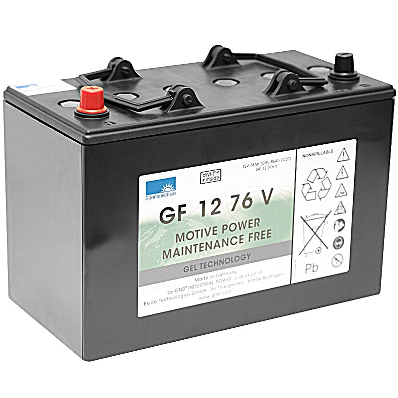 Ein schwarzer Batterie-Traktionsblock 12V/76Ah Gelbatterie von Diversey Deutschland GmbH & Co. OHG, wartungsfrei mit rot/schwarzen Klemmen und Sicherheits-/Recycling-Symbolen auf weißem Etikett. Betriebsspannung: 12V, Kapazität: 76Ah. Verpackung (1 Stück).