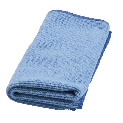 Na bielom pozadí je zobrazená zložená TASKI MyMicro mikrovláknová utierka 36 x 36 cm od Diversey Deutschland GmbH & Co. OHG, svetlomodrá s tmavomodrým okrajom na striekanie a vlhké čistenie.