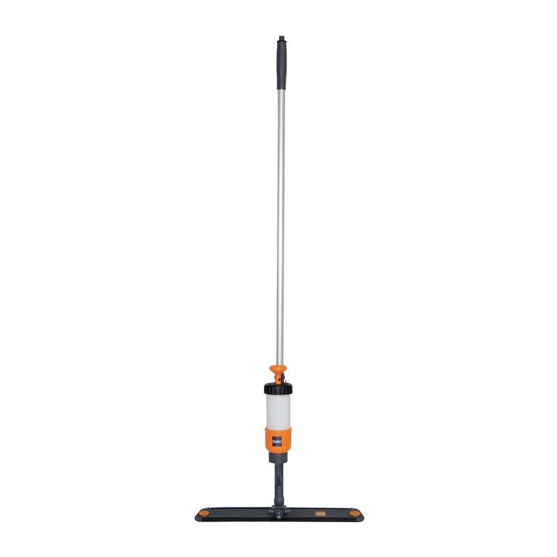 Zariadenie TASKI VersaPlus 2.0 Spraymopp (60 cm) od Diversey Deutschland má kovovú rukoväť, oranžový spúšťač pumpy, priehľadnú fľašu na tekutinu pri rukoväti, obdĺžnikovú podložku s držiakom na suchý zips pre jednoduché pripevnenie; balenie obsahuje 1 kus.