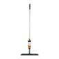 Zariadenie TASKI VersaPlus 2.0 Spraymopp (60 cm) od Diversey Deutschland má kovovú rukoväť, oranžový spúšťač pumpy, priehľadnú fľašu na tekutinu pri rukoväti, obdĺžnikovú podložku s držiakom na suchý zips pre jednoduché pripevnenie; balenie obsahuje 1 kus.