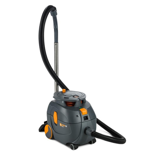 TASKI AERO 15 PLUS od spoločnosti Diversey Deutschland GmbH & Co. OHG je kompaktný, výkonný a tichý vysávač s nádržou a príslušenstvom (1 ks), ideálny na tiché upratovanie, zobrazený na bielom pozadí.