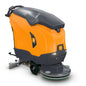 TASKI ULTIMAXX 2900 SD50 od Diversey Deutschland je umývací stroj novej generácie s pohonom na kolesá, 63L nádržou, ovládacími rukoväťami a 50cm kotúčom. Jeho oranžovo/sivý dizajn má dve kolesá a robustný predný kartáč.