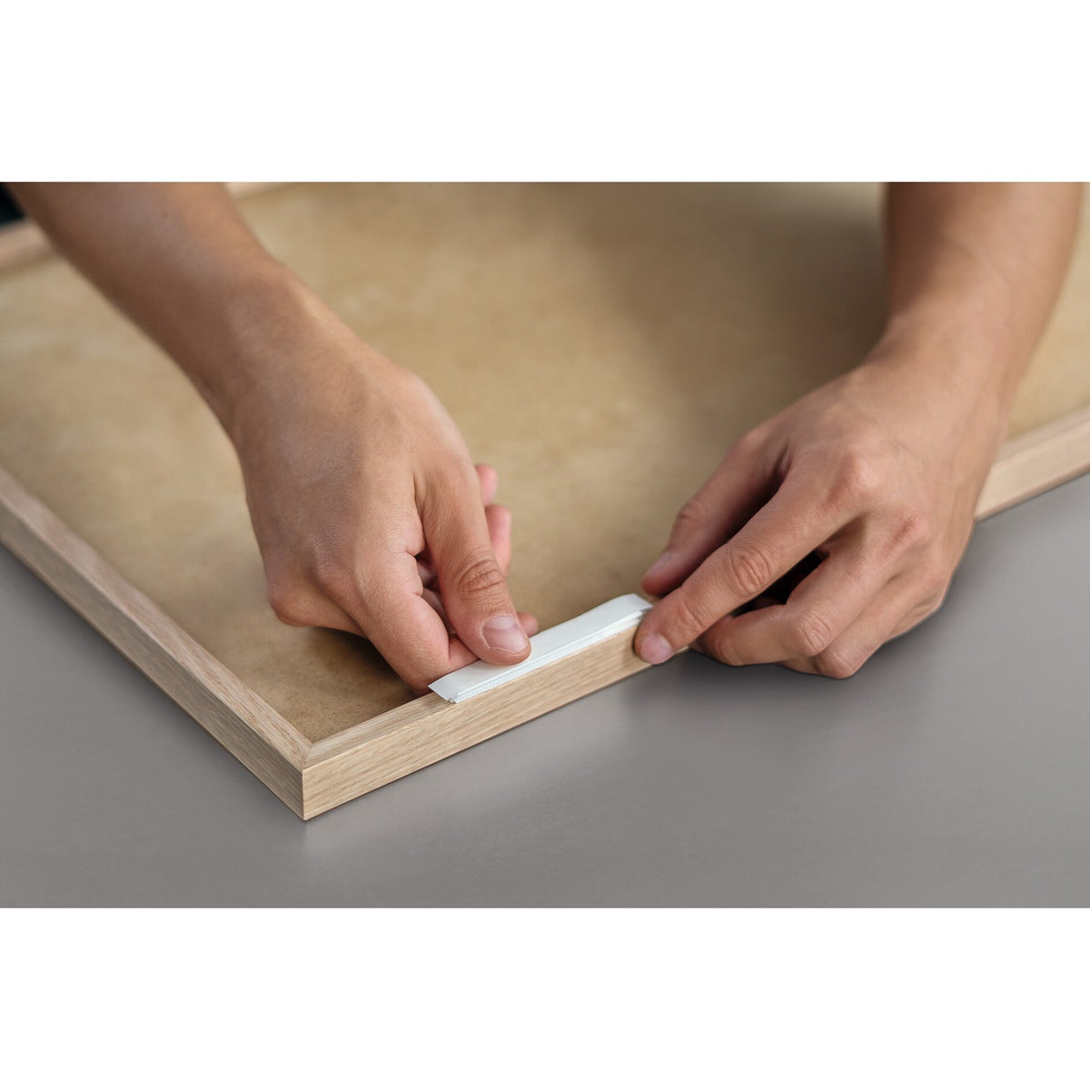 tesa Powerstrips Click Klett-Klebepads, weiß, 2 Stück – Anwendung