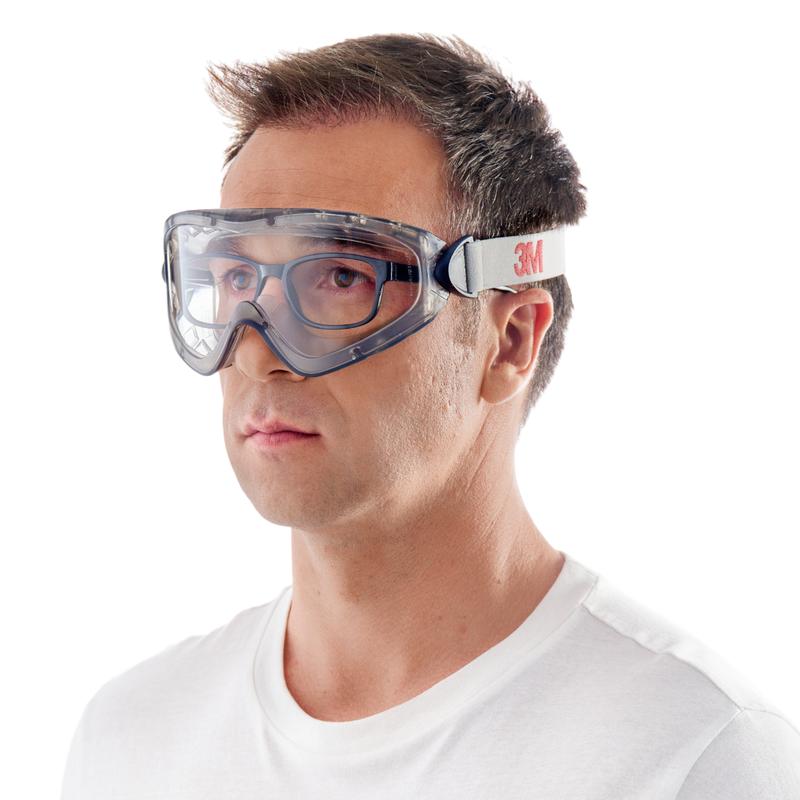 Muž s krátkymi hnedými vlasmi a jednoduchým bielym tričkom nosí pred bielym pozadím 3M™ ochranné okuliare 2890, zapečatené, s čírym sklom od 3M Deutschland GmbH s bielym gumeným pásom s nápisom "3M.