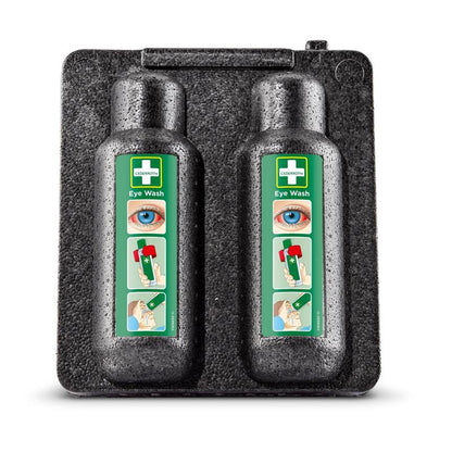 Orkla Wound Care AB ohrevná skriňa na výplach očí 500x2 (1 balenie) obsahuje dve fľaše na výplach očí v čiernom zásobníku, každá so zelenou etiketou a ilustrovaným návodom - ideálne na prvú pomoc pri poraneniach očí.