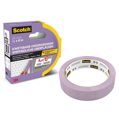 Kotúč Scotch® maliarskej maskovacej pásky pre citlivé povrchy (24 mm x 41 m) od 3M Deutschland GmbH v PEFC-certifikovanom obale, s logom 3M, PEFC štítkom a produktovými informáciami v niekoľkých jazykoch.
