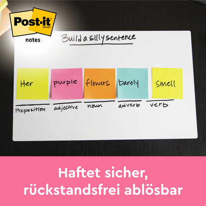 Na bielej tabuli sa nachádza päť farebných Post-it® Notes (Beachside Collection, 38x51mm, 3M Deutschland), ktoré sú označené jedným slovom a usporiadané podľa slovných druhov. Hore je napísané "Vytvor hlúpu vetu", v rohu logo Post-it®.