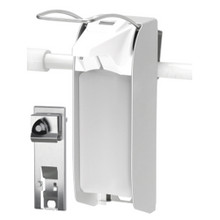 Der Dr. Schnell Rohrhalter für Euroflasche von DR.SCHNELL GmbH & Co. KGaA ist ein Wandzubehör aus Metall und Kunststoff für Spender, hier montiert auf einer horizontalen Schiene mit einer Nahaufnahme der Halterung in der unteren linken Ecke.