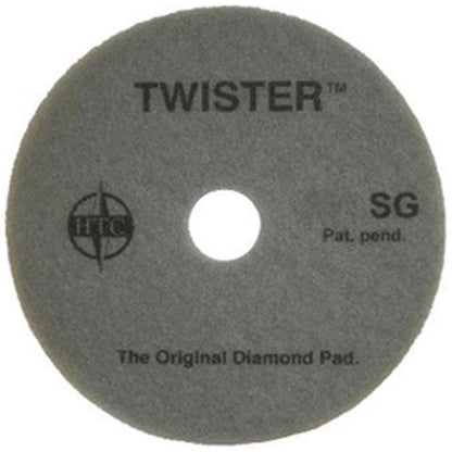 Twister Pad 10000 od Diversey Deutschland GmbH & Co. OHG je okrúhla, sivá podložka s nápismi "TWISTER SG", "HTC", "Pat. pend." a "The Original Diamond Pad" - ideálna na čistenie a leštenie tvrdých podláh pre brilantný lesk.