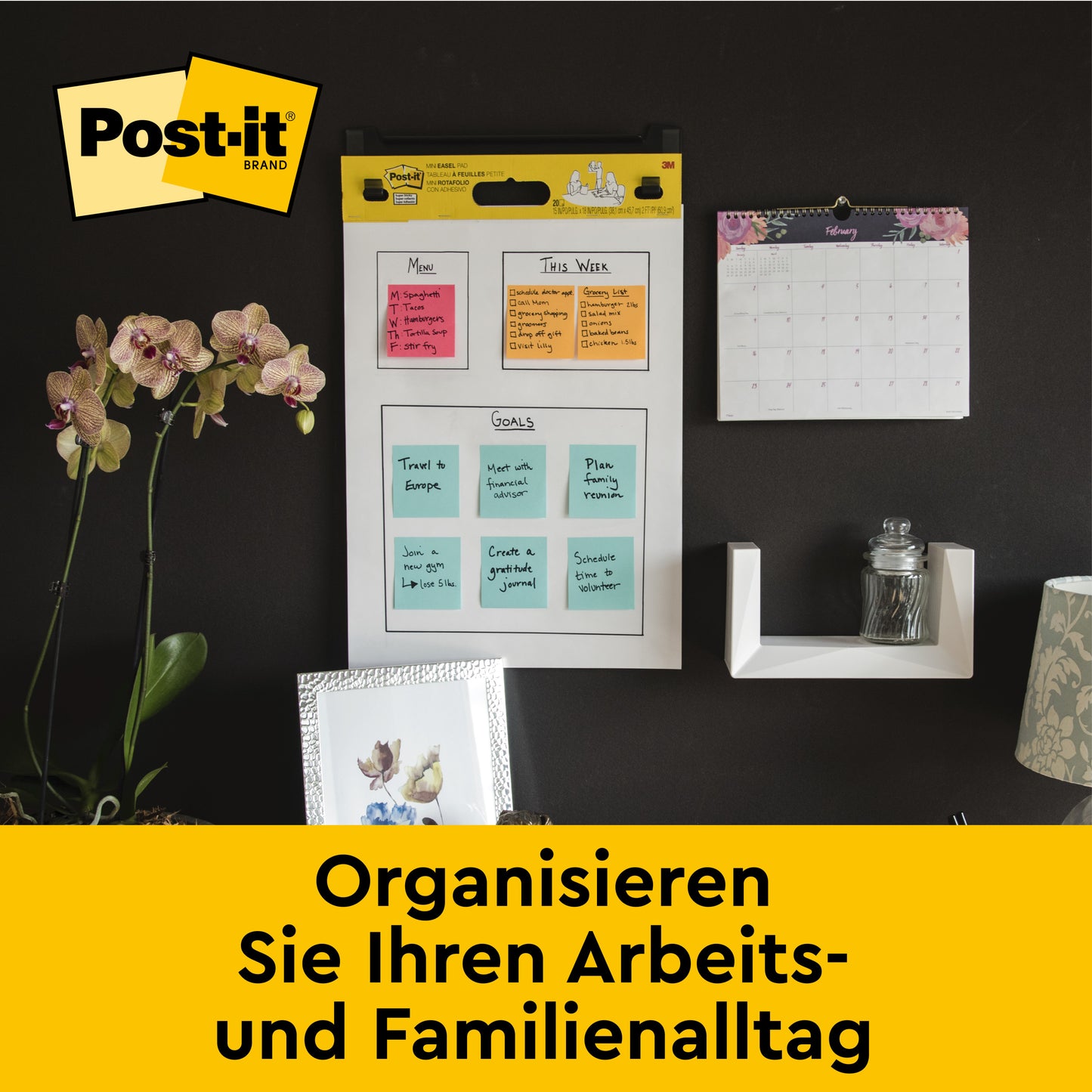 Ein Wandorganizer mit Post-it® Super Sticky selbsthaftendem Meeting Chart/Flipchart von 3M (58,4 x 50,8 cm, 20 Blatt/Block, inkl. Command™-Streifen), farbigen Notizen und Kalender erleichtert die Organisation von Arbeit & Familie.
