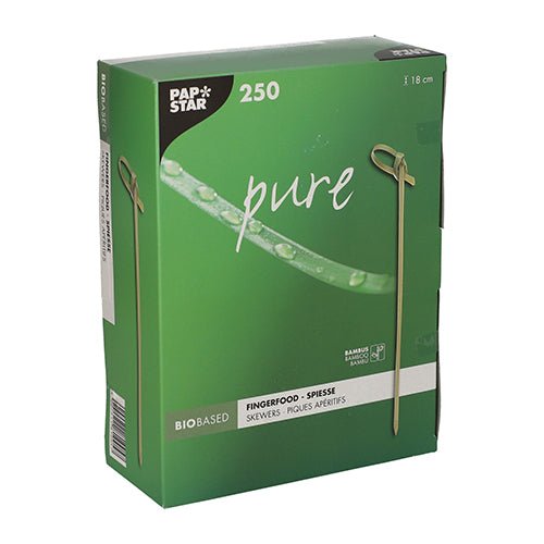 Zelená škatuľa PAPSTAR 250 Fingerfood-Picker „pure“ od PAPSTAR GmbH, každý 18 cm dlhý a biologicky rozložiteľný; balenie zobrazuje obrázky špízov a kvapky vody na liste.