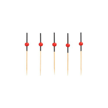 Päť PAPSTAR 250 Fingerfood - špáradiel od PAPSTAR GmbH, z dreva s čiernymi puzdrami a červenými korálkami, vertikálne usporiadané v rade pred bielym pozadím.