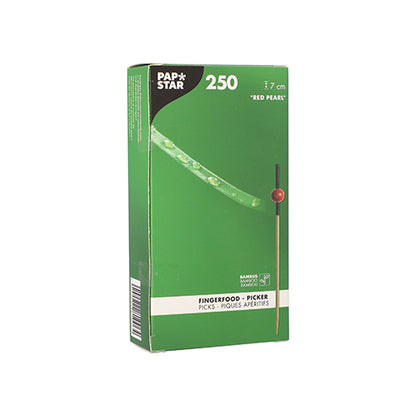 V zelenej krabici s nápisom „PAPSTAR 250 Fingerfood-špáradlá“ od PAPSTAR GmbH sa nachádzajú ekologické, biologicky odbúrateľné bambusové špáradlá s červenou korálkou, ktoré nesú bambusový motív a poukazujú na materiál bambus.