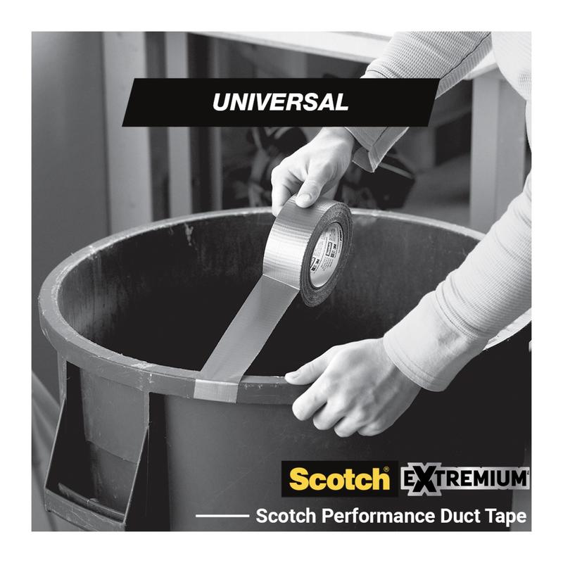 Osoba lepí Scotch® Univerzálnu lepiacu pásku 2904 (50 m x 48 mm) od 3M Deutschland GmbH na okraj veľkého okrúhleho plastového kontajnera. Obrázok ukazuje logo "3M" a produktové značenie.