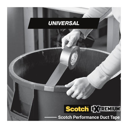 Osoba lepí Scotch® Univerzálnu lepiacu pásku 2904 (50 m x 48 mm) od 3M Deutschland GmbH na okraj veľkého okrúhleho plastového kontajnera. Obrázok ukazuje logo "3M" a produktové značenie.