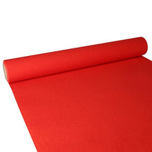Čiastočne rozvinutý PAPSTAR stolový behúň, tkanina „ROYAL Collection“ (3 m x 40 cm) od PAPSTAR GmbH ukazuje svoju štruktúrovanú červenú povrchovú úpravu a valcovité kartónové jadro, keď sa rozprestiera na rovnom povrchu.