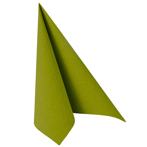 Eine einzelne grüne PAPSTAR Serviette "ROYAL Collection" 1/4-Falz 40 x 40 cm von PAPSTAR GmbH ist senkrecht in einer stehenden Dreiecksform vor weißem Hintergrund gefaltet.