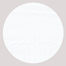 Biely kruh s jemným vzorom kríža, inšpirovaný obrusom PAPSTAR (papier, biely, 8 m x 118 cm), je vycentrovaný na svetlosivom pozadí. Tenké modré čiary tvoria rovnomernú mriežku, ktorá odráža dizajn PAPSTAR GmbH.