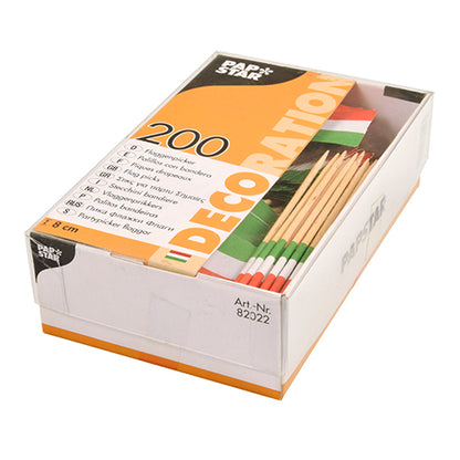 Der PAPSTAR 200 Deko-Picker 8 cm der PAPSTAR GmbH obsahuje 200 koktailových špáradiel z dreva s červeno-bielo-zelenými vlajkovými dekoráciami v priehľadnej krabičke s oranžovo-bielou značkou – ideálne na fingerfood alebo catering.
